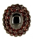 ovalem  Ring 3-lagig mit gr.ovalem Granat in der Mitte