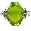 Ring mit  imit. oval Peridot + 2 Markasite